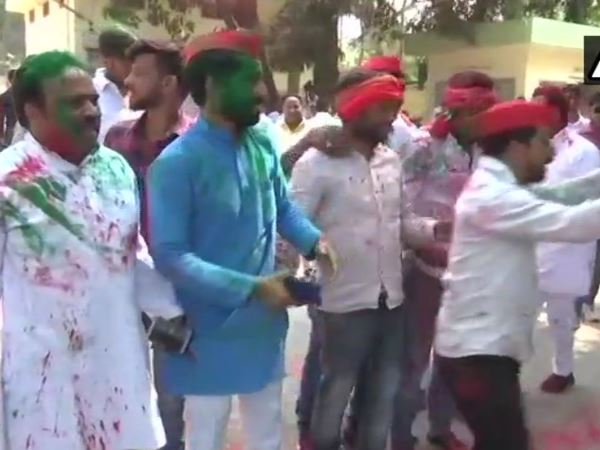 जश्न में सपा कार्यकर्ता, लगाए 'बुआ-भतीजा जिंदाबाद' के नारे जश्न में सपा कार्यकर्ता, लगाए 'बुआ-भतीजा जिंदाबाद' के नारे