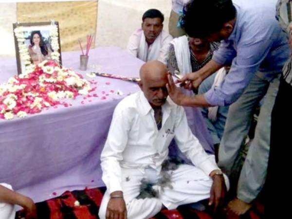 मां की मौत पर नहीं कराया था मुंडन