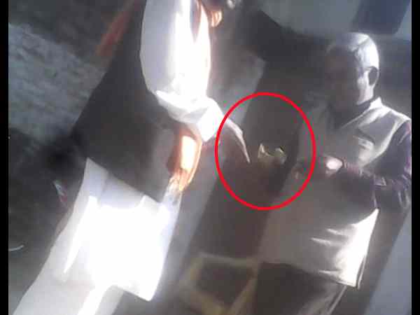 bribery video viral of lekhpal in sultanpur bribery video viral of lekhpal in sultanpur
