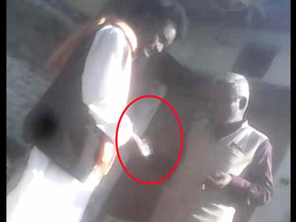 bribery video viral of lekhpal in sultanpur bribery video viral of lekhpal in sultanpur