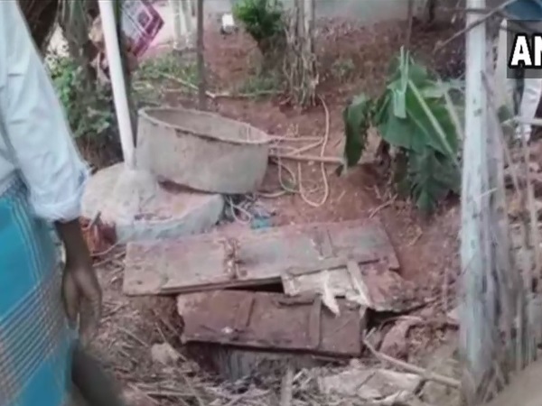 आंध्र प्रदेश: सेप्टिक टैंक में डूबने से चार भाइयों की मौत, परिवार में पसरा मातम आंध्र प्रदेश: सेप्टिक टैंक में डूबने से चार भाइयों की मौत, परिवार में पसरा मातम
