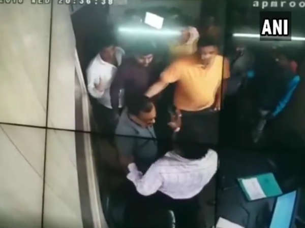 यूपी: बीजेपी नेता की गुंडई, बेटे के साथ मिलकर की टोल कर्मचारियों की पिटाई की, VIDEO वायरल यूपी: बीजेपी नेता की गुंडई, बेटे के साथ मिलकर की टोल कर्मचारियों की पिटाई की, VIDEO वायरल