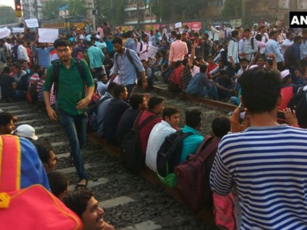 मुंबई की लाइफ लाइन पर लगा ब्रेक, नौकरी के लिए छात्रों का रेल पटरी पर प्रदर्शन मुंबई की लाइफ लाइन पर लगा ब्रेक, नौकरी के लिए छात्रों का रेल पटरी पर प्रदर्शन