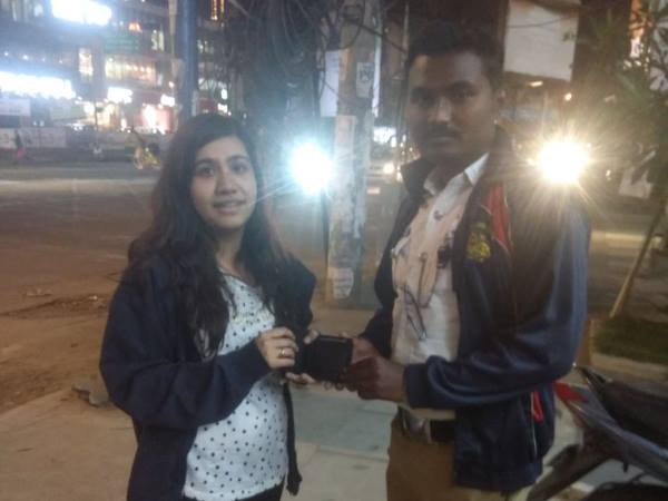 महिला का खोया पर्स और पैसे लौटाकर सोशल मीडिया का हीरो बन गया यह पुलिस वाला महिला का खोया पर्स और पैसे लौटाकर सोशल मीडिया का हीरो बन गया यह पुलिस वाला