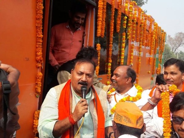 'करीब साढ़े तीन लाख निषाद और करीब दो लाख ब्राह्मण वोटर हैं'