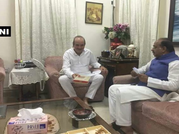संसद में विपक्षी दल लगातार हंगामा कर रहे हैं