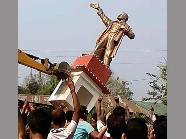 भाजपा समर्थकों ने रूसी क्रांति के नायक व्लादिमीर लेनिन की मूर्ति पर बुलडोजर चला दिया