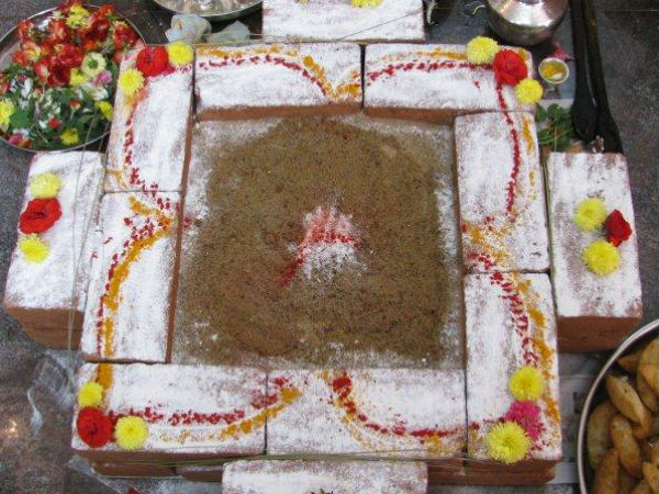 थोड़ी देर तक श्वास अन्दर-बाहर छोड़े...