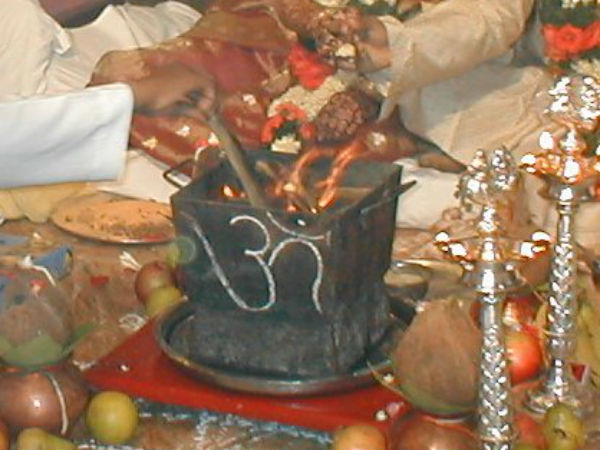 चारों दिशाओं में व ऊपर व नीचे जल छोड़ें
