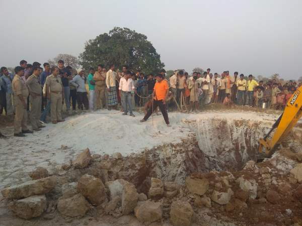 गहरे बोरवेल में 30 फीट पर फंसी थी दो साल की मासूम