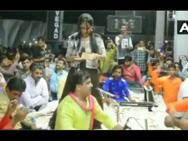 WATCH: People shower wads of notes on Gujarati singer Kirtidan Gadhvi WATCH: People shower wads of notes on Gujarati singer Kirtidan Gadhvi