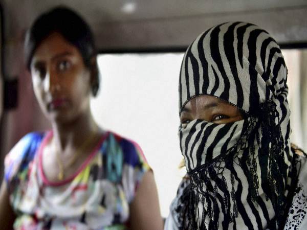 नाबालिग बच्चियों को ऐसा लाया जाता है भारत