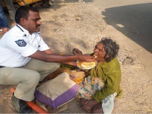 ट्रैफिक पुलिस की वजह से बेघर महिला को मिला आसियाना ट्रैफिक पुलिस की वजह से बेघर महिला को मिला आसियाना