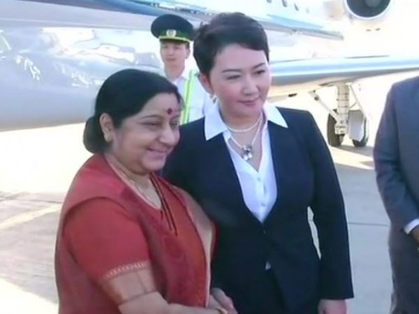 चीन का दौरा खत्म कर मंगोलिया पहुंची सुषमा स्वराज चीन का दौरा खत्म कर मंगोलिया पहुंची सुषमा स्वराज