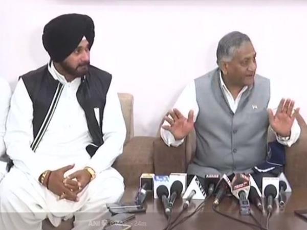 इराक से भारत पहुंचा 38 लोगों का पार्थिव शरीर, पंजाब सरकार पीड़ित परिवारों को देगी 5 लाख, वीके सिंह ने दिया नौकरी का भरोसा इराक से भारत पहुंचा 38 लोगों का पार्थिव शरीर, पंजाब सरकार पीड़ित परिवारों को देगी 5 लाख, वीके सिंह ने दिया नौकरी का भरोसा