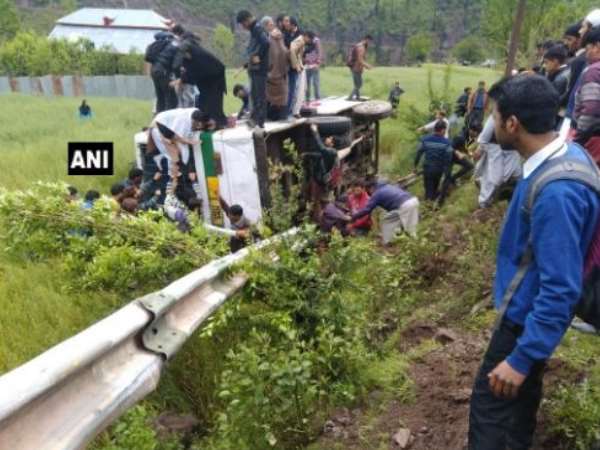 बारामाला के उरी में बस पलटने से 20 से ज्यादा लोग घायल बारामाला के उरी में बस पलटने से 20 से ज्यादा लोग घायल