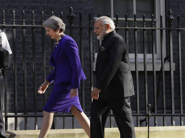 PM मोदी के विरोध में तिरंगा फाड़ने पर ब्रिटेन ने मांगी माफी PM मोदी के विरोध में तिरंगा फाड़ने पर ब्रिटेन ने मांगी माफी