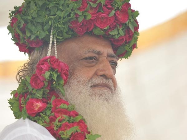 अर्द्धनग्न अवस्था में महिलाओं संग स्विमिंग पूल में नहाता था आसाराम