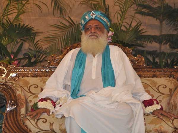 लड़कियां पसंद आते ही लेजर लाइट चमकाता था आसाराम