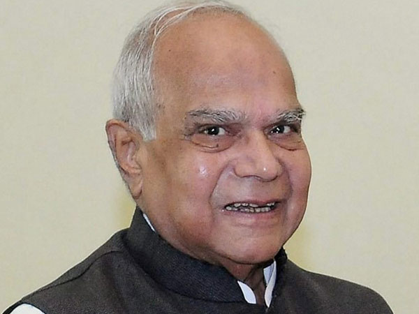 महिला पत्रकार लक्ष्मी सुब्रमण्यम का सहलाया गाल