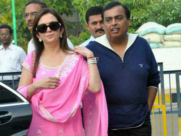 नीता एक साधारण परिवार से हैं