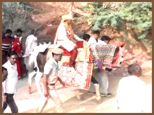 दूल्हे ने किया पुलिस को फोन