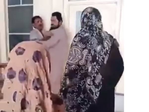 बेटी की आबरू पर डाला हाथ तो मां ने मस्जिद में घुसकर मौलवी को पीटा, देखें VIDEO बेटी की आबरू पर डाला हाथ तो मां ने मस्जिद में घुसकर मौलवी को पीटा, देखें VIDEO