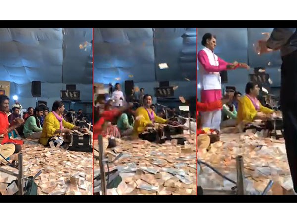 VIDEO: गुजरात में भजन गायक कीर्तिदान गढ़वी पर लोगों ने की नोटो की बारिश VIDEO: गुजरात में भजन गायक कीर्तिदान गढ़वी पर लोगों ने की नोटो की बारिश