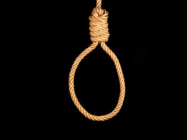 'खिड़की से अंदर देखा तो गोपाल पंखे से लटका हुआ था'