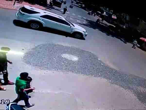 Car entered in Hotel, one killed in accident in Maharashtra Car entered in Hotel, one killed in accident in Maharashtra