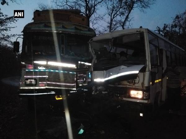 छत्तीसगढ़: बस-ट्रक की टक्कर में 15 पुलिसकर्मी घायल, अस्पताल में कराया गया भर्ती छत्तीसगढ़: बस-ट्रक की टक्कर में 15 पुलिसकर्मी घायल, अस्पताल में कराया गया भर्ती