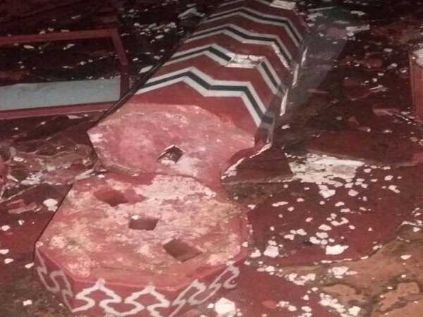 दक्षिणी गेट पर गिरा पिलर