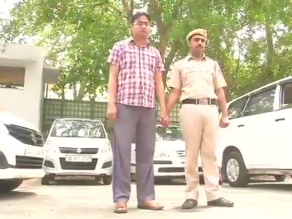आकाश लड़कियों के फोटो इस्तेमाल करके, फर्जी एकाउंट बनाकर और लोगों को झांसा देकर पैसा वसूली कर रहा था। साउथ-ईस्ट दिल्ली पुलिस की साइबर सेल ने आकाश नाम के शख्स को गिरफ्तार किया है। दिल्ली के लाजपत नगर पुलिस स्टेशन में एक लड़की ने शिकायत दर्ज करवाई थी कि कोई शख्स उसकी फेसबुक प्रोफाइल फोटो का गलत इस्तेमाल कर रहा है। जिसके बाद जांच शुरू की गई आकाश लड़कियों के फोटो इस्तेमाल करके, फर्जी एकाउंट बनाकर और लोगों को झांसा देकर पैसा वसूली कर रहा था। साउथ-ईस्ट दिल्ली पुलिस की साइबर सेल ने आकाश नाम के शख्स को गिरफ्तार किया है। दिल्ली के लाजपत नगर पुलिस स्टेशन में एक लड़की ने शिकायत दर्ज करवाई थी कि कोई शख्स उसकी फेसबुक प्रोफाइल फोटो का गलत इस्तेमाल कर रहा है। जिसके बाद जांच शुरू की गई
