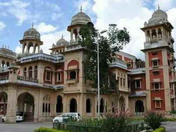 त्रिकोणीय प्रेम संबंध से जोड़कर देख रही है पुलिस
