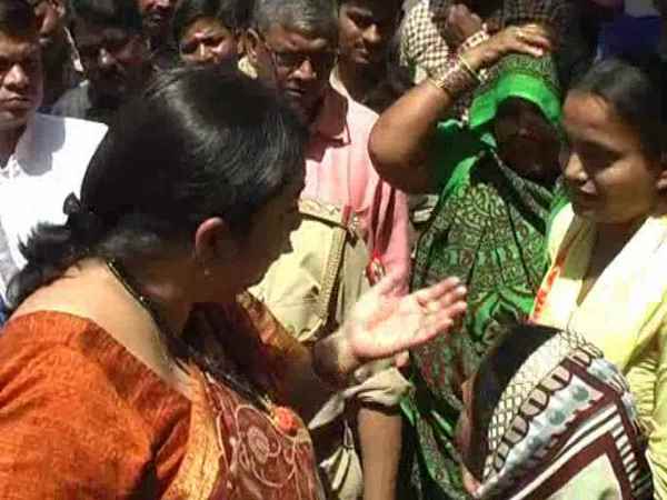 Dalits daughter told Smriti Irani big problem in Amethi Dalits daughter told Smriti Irani big problem in Amethi