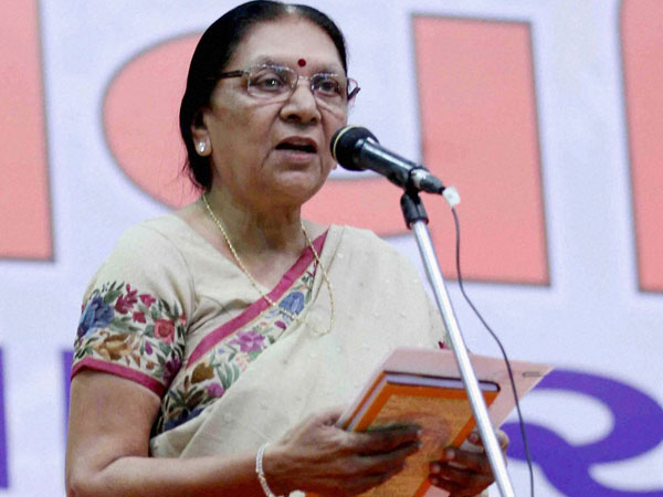 अंगरक्षक ने दी ऐसी पर्ची की राज्यपाल को खत्म करना पड़ा अपना भाषण अंगरक्षक ने दी ऐसी पर्ची की राज्यपाल को खत्म करना पड़ा अपना भाषण