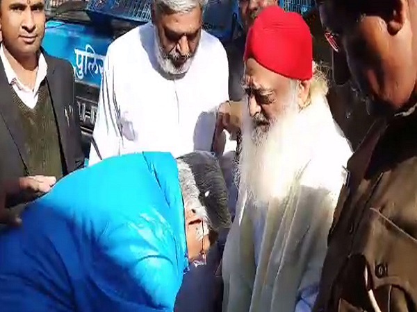retired sikkim high court chief justice sn bhargava dived feet to asaram in jodhpur court retired sikkim high court chief justice sn bhargava dived feet to asaram in jodhpur court