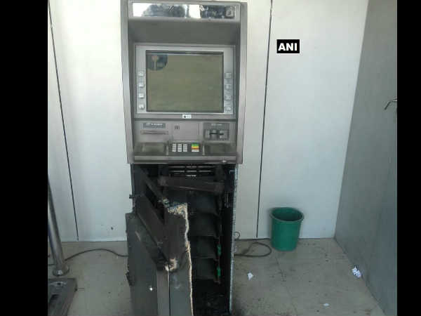 कैश की किल्लत के बीच ATM काटकर बदमाश ले गये 18 लाख रुपए कैश की किल्लत के बीच ATM काटकर बदमाश ले गये 18 लाख रुपए