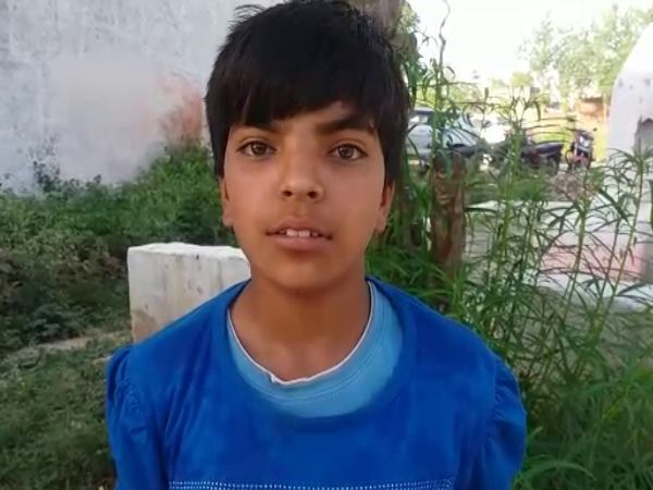 गांव में आयोजित हुए दंगल में हमउम्र पुरुष पहलवानों को चटाई धूल