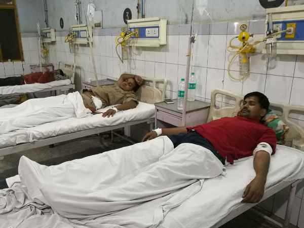 पुलिसकर्मी भी घायल