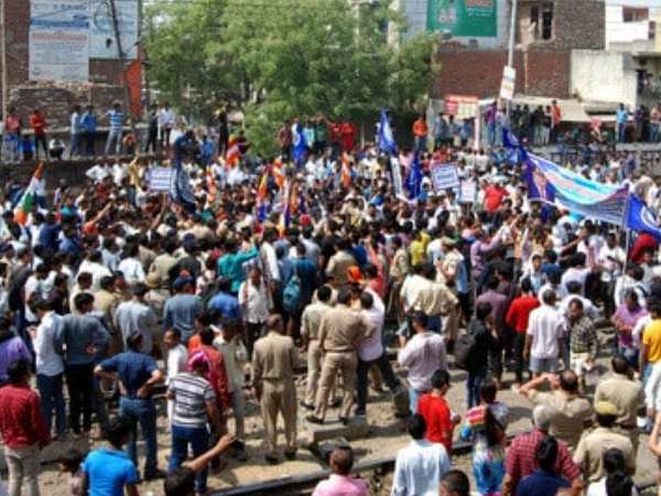 बंद को हलके में लेना पड़ा भारी, देखती रही पुलिस