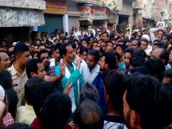 shahjahanpur truck smashed a boy watching bull fight on road shahjahanpur truck smashed a boy watching bull fight on road
