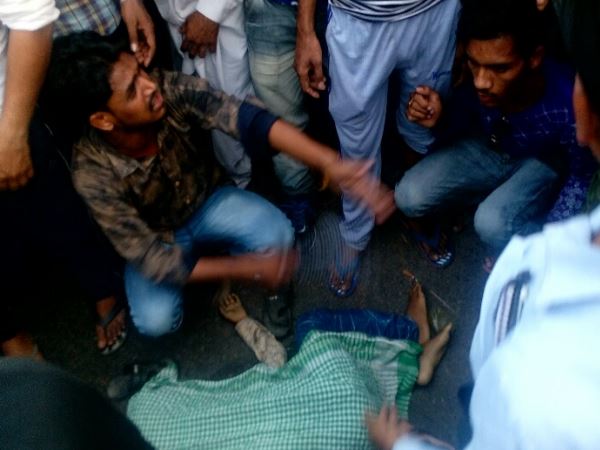 shahjahanpur truck smashed a boy watching bull fight on road shahjahanpur truck smashed a boy watching bull fight on road