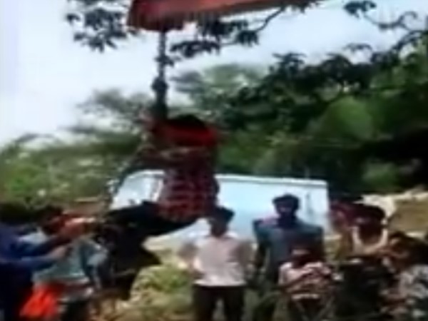 Bihar Darbhanga Man beaten and hung upside down for stealing a mobile phone Bihar Darbhanga Man beaten and hung upside down for stealing a mobile phone