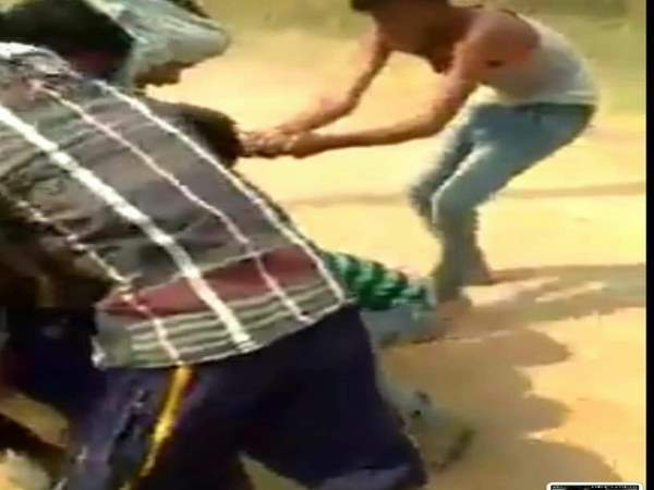 रहम की भीख मांग रही थी लड़की