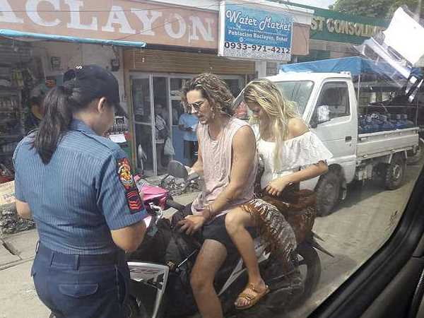 पुलिस ने लड़के को भी पहनाई टी-शर्ट