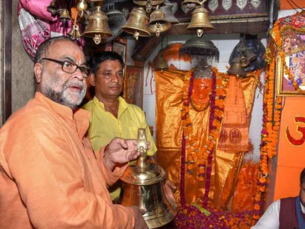 भगवा पहन पहुंचे हनुमान मंदिर