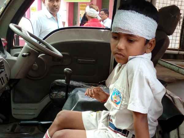स्कूल वैन और कार में हुई टक्कर