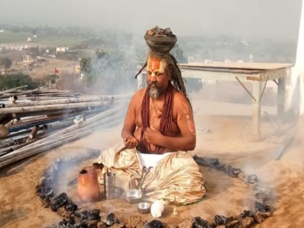 फेसबुक पर भक्तों से चैटिंग काफी पसंद हैं