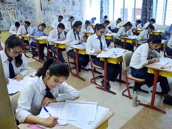 CBSE पेपर लीक: सुप्रीम कोर्ट ने दाखिल सभी याचिकाएं की खारिज, सीबीआई को निर्देश देने से इंकार CBSE पेपर लीक: सुप्रीम कोर्ट ने दाखिल सभी याचिकाएं की खारिज, सीबीआई को निर्देश देने से इंकार